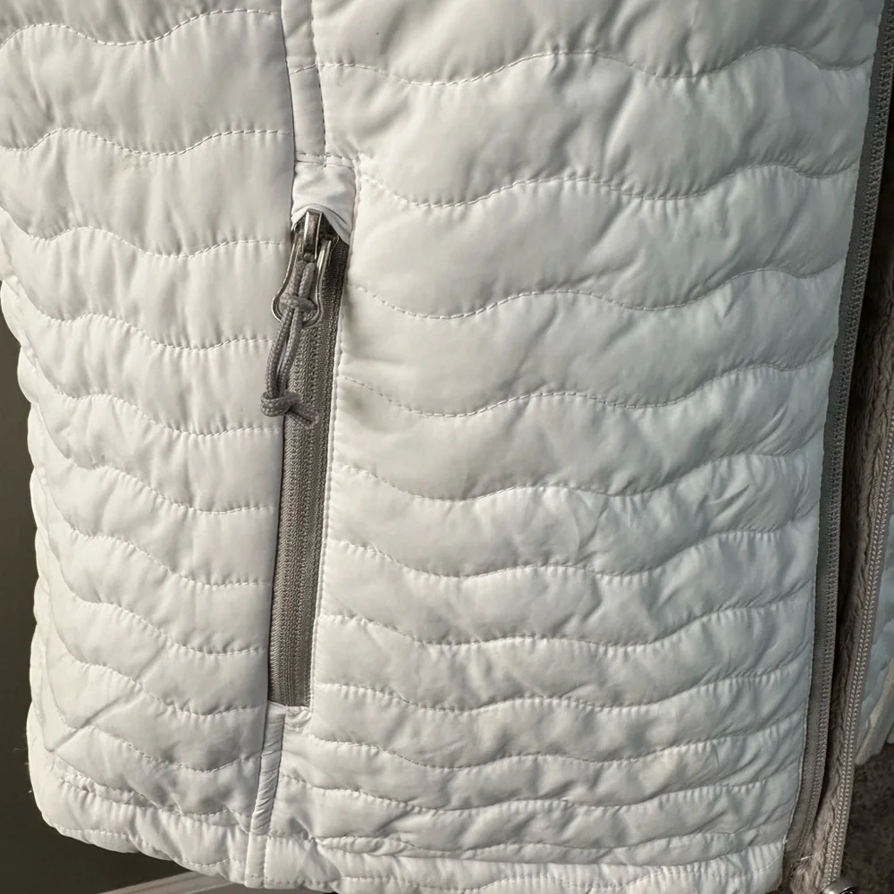Free country women’s size large reversible,‎ puffer vest white, and gray color